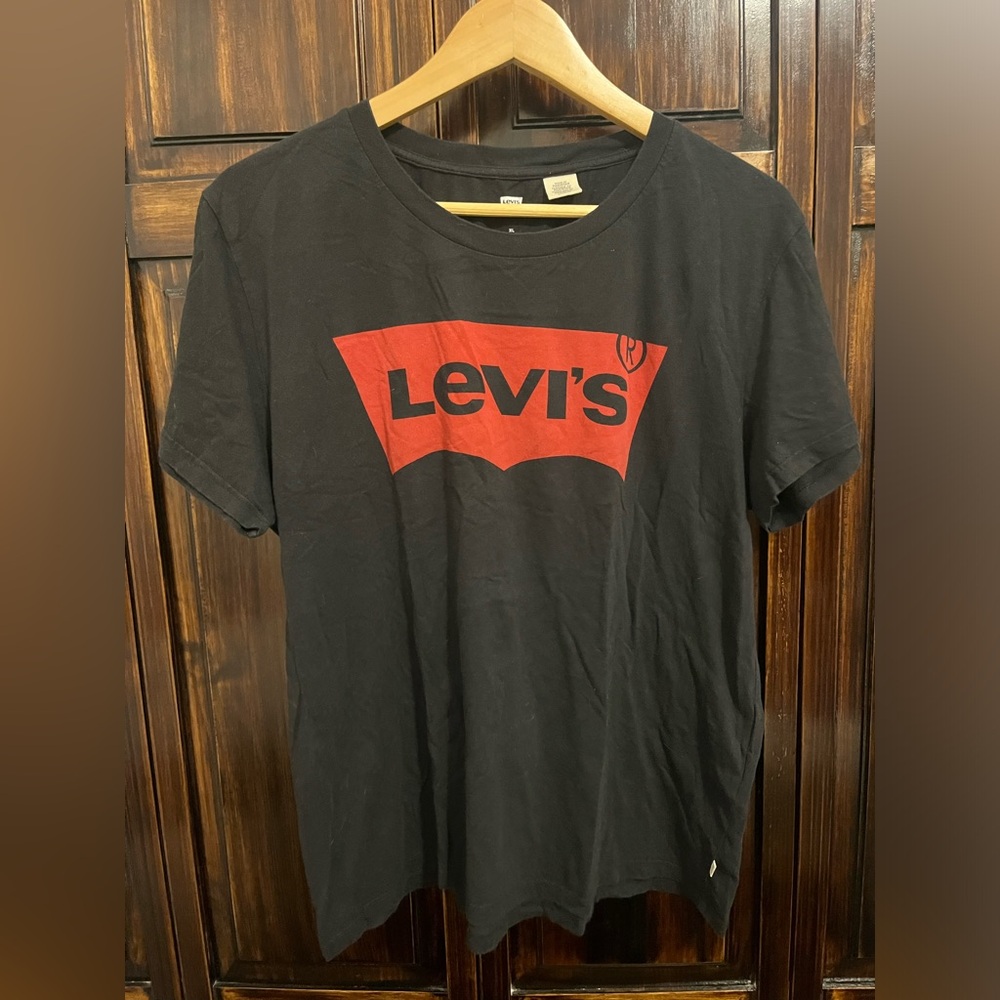 Levi's Women's Black and Red Logo T-Shirt